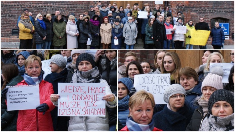 Żądają podwyżek - protest pracowników sądu w Malborku. 