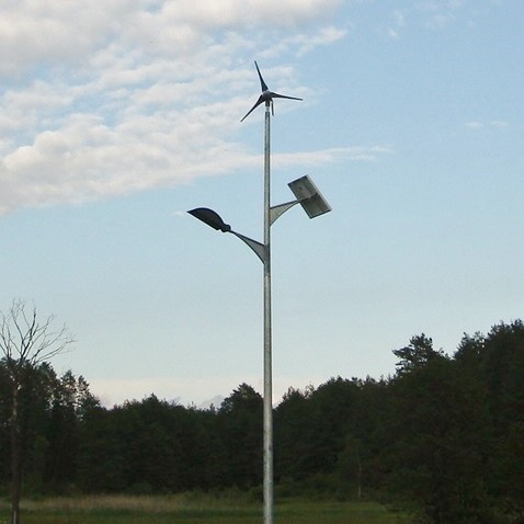 Trwa modernizacja lamp hybrydowych w gminie Dzierzgoń.