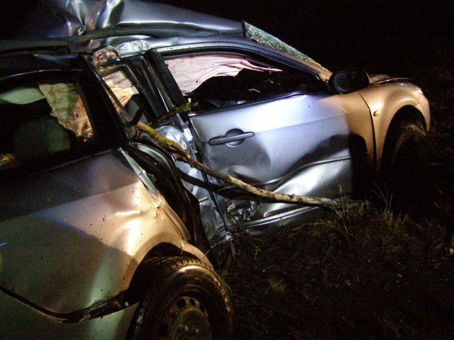 Samochód osobowy uderzył w drzewo. Wypadek w miejscowości Lichnowy.