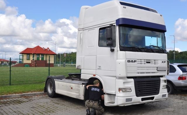 Podejrzana ciężarówka zatrzymana na przejściu w Grzechotkach