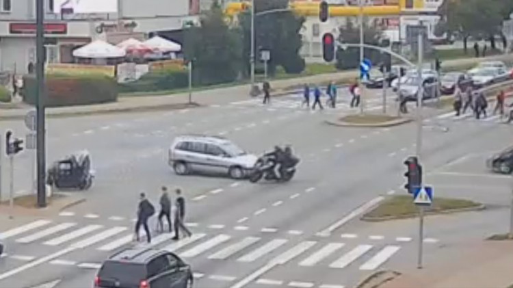 Kolizja motocyklisty z oplem na skrzyżowaniu w Malborku. Zobacz wideo