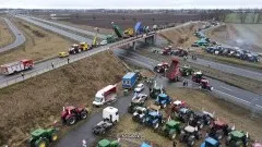 Rolnicy z Żuław blokują drogę ekspresową S7 w Kmiecinie. Zobacz wideo&#8230;