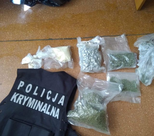 38-latek zatrzymany. Nowodworska policja zabezpieczyła prawie 2 kg narkotyków.