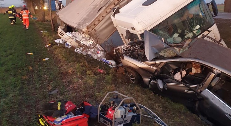 AKTUALIZACJA: Wypadek na DK 22 samochodu osobowego (Mercedes) z ciężarowym